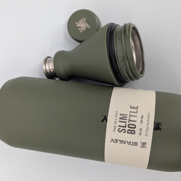 Stanley All Day Slim Bottle | 20 OZ dried pine Christmas gift water bottle new - Picture 7 of 8